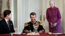 Acara penobatan Raja Frederik X berlangsung sederhana, hanya ditandai dengan penandatanganan dokumen penyerahan takhta antara Ratu Margrethe II dan Raja Frederik X. (Mads Claus Rasmussen/Ritzau Scanpix via AP)