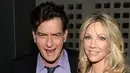 Charlie Sheen dan Heather Locklear saat akan menonton pemutaran perdana "Scary Movie 5" di Hollywood, AS. (11/4/2013). Dalam acara televisi Today yang disiarkan NBC pada Selasa (17/11/2015) Charlie Sheen mengaku mengidap HIV. (AFP Photo)