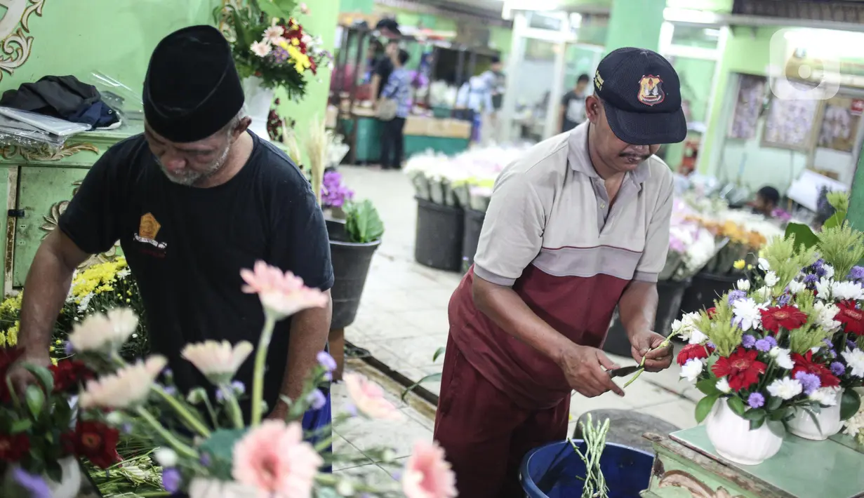 Pedagang merapikan bunga potong di Pasar Bunga Rawa Belong di Jakarta, Sabtu (23/5/2020). Menyambut Hari Raya Idul Fitri 1441 H, permintaan bunga potong untuk menghias rumah turun karena kurangnya minat masyarakat untuk keluar rumah disebabkan pandemi COVID-19. (Liputan6.com/Faizal Fanani)