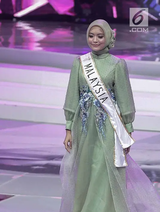 Senyum finalis asal Malaysia yang lolos dalam malam puncak Puteri Muslimah Asia 2018 di Jakarta, Senin (7/5). (Liputan6.com/Faizal Fanani)
