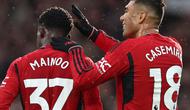 Dua gelandang Manchester United, Casemiro (kanan), dan Kobbie Mainoo. (AFP/Darren Staples)