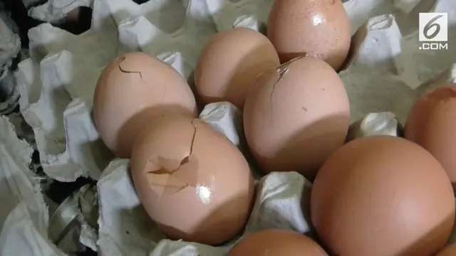 Harga telur yang mahal membuat warga Tangerang beralih membeli telur retak.
