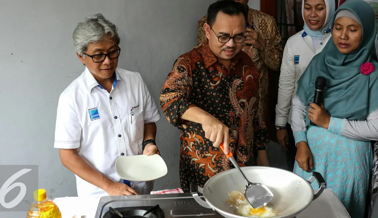Menteri ESDM Sudirman Said mencoba memasak telur dengan menggunakan gas bumi, Bekasi, Kamis (3/3/2016). Aksi memasak ini dilakukan di rumah seorang warga yang sudah dialiri gas bumi. (Liputan6.com/Yoppy Renato)