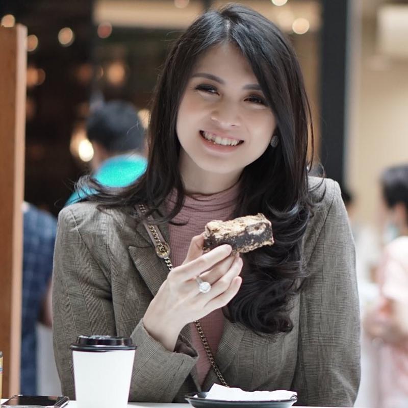 Pastga tushirilgan mushukning pornosi