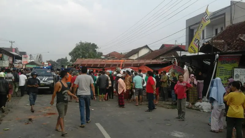 Kecelakaan Maut Bumiayu menghantam kendaraan, rumah warga dan 12 orang meninggal. (Liputan6.com/Fajar Eko Nugroho)