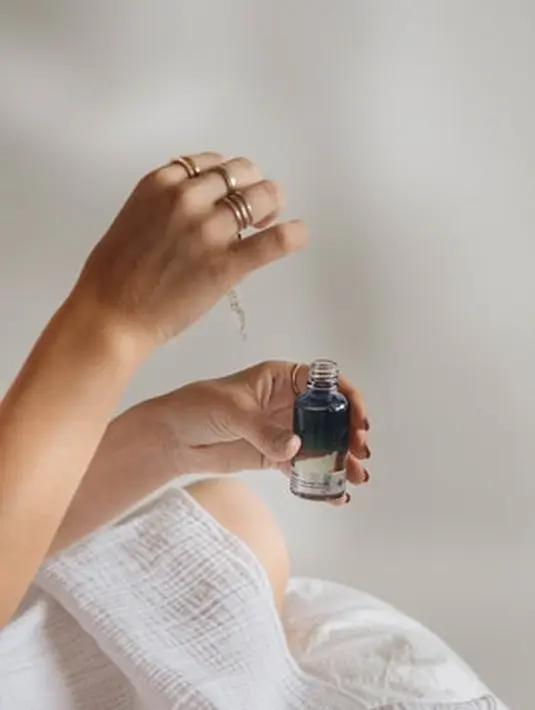 Niacinamide biasanya membutuhkan waktu sekitar 8 hingga 12 minggu untuk bekerja, jika digunakan secara teratur. Foto ilustrasi: unsplash.com/Mathilde Langevin.
