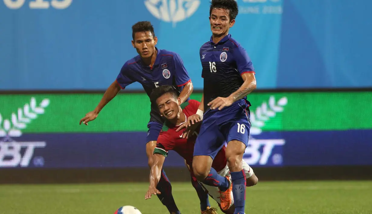 Pemain Indonesia U-23, Ahmad Nufiandani, berusaha melewati pemain Kamboja U-23. (Bola.com/Arief Bagus)
