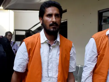 Dua WN India, Manjeet Singh (kiri) dan Harvinder Singh tiba untuk menjalani sidang di Pengadilan Denpasar, Bali, Kamis (19/12/2019). Keduanya didakwa dengan menyelundupkan 2,7 kilogram sabu ke Bali dan terancam hukuman maksimal pidana mati. (SONNY TUMBELAKA / AFP)
