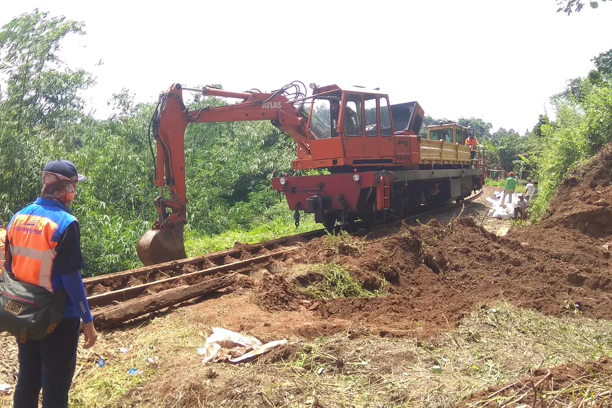 Perbaikan jalur rel kereta api Bogor-Sukabumi