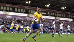 Striker Arsenal Olivier Giroud merlakukan selebrasi setelah rekan setimnya Jack Wilshere berhasil menjebol gawang West Bromwich Albion (06/10/2013). (AFP