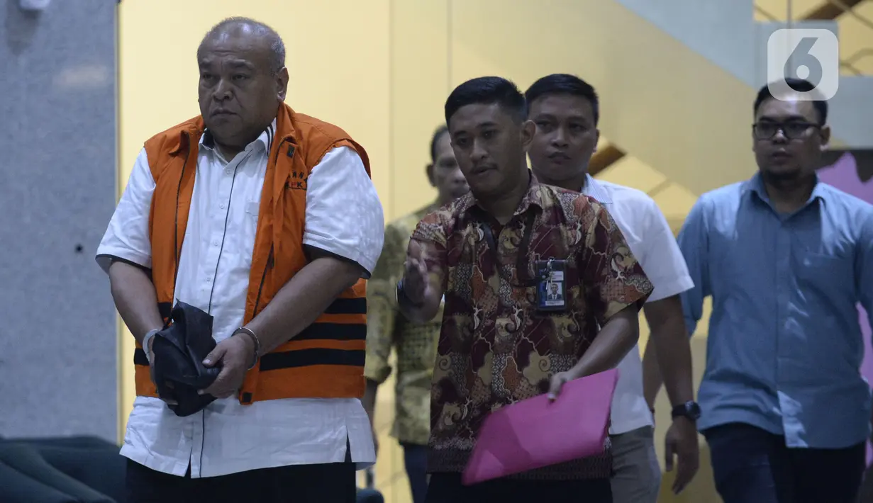 Kontraktor, Muhammad Yamin Kahar memakai rompi tahanan usai menjalani pemeriksaan penyidik di Gedung KPK, Jakarta, Rabu (22/01/2020). Yamin Kahar resmi ditahan untuk mempermudah pemeriksaan terkait suap proyek Jembatan dan pembangunan Masjid Solok senilai Rp 69,8 miliar. (merdeka.com/Dwi Narwoko)