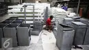 Seorang pekerja sedang mengecat alat untuk kesehatan di UKM Nuri Teknik, Peuteuy Condong, Cibeber, Cianjur, Jawa Barat, Rabu (30/11). Dalam sebulan di UKM ini bisa menyelesaikan seribu tempat tidur rumah sakit. (Liputan6.com/Faizal Fanani)