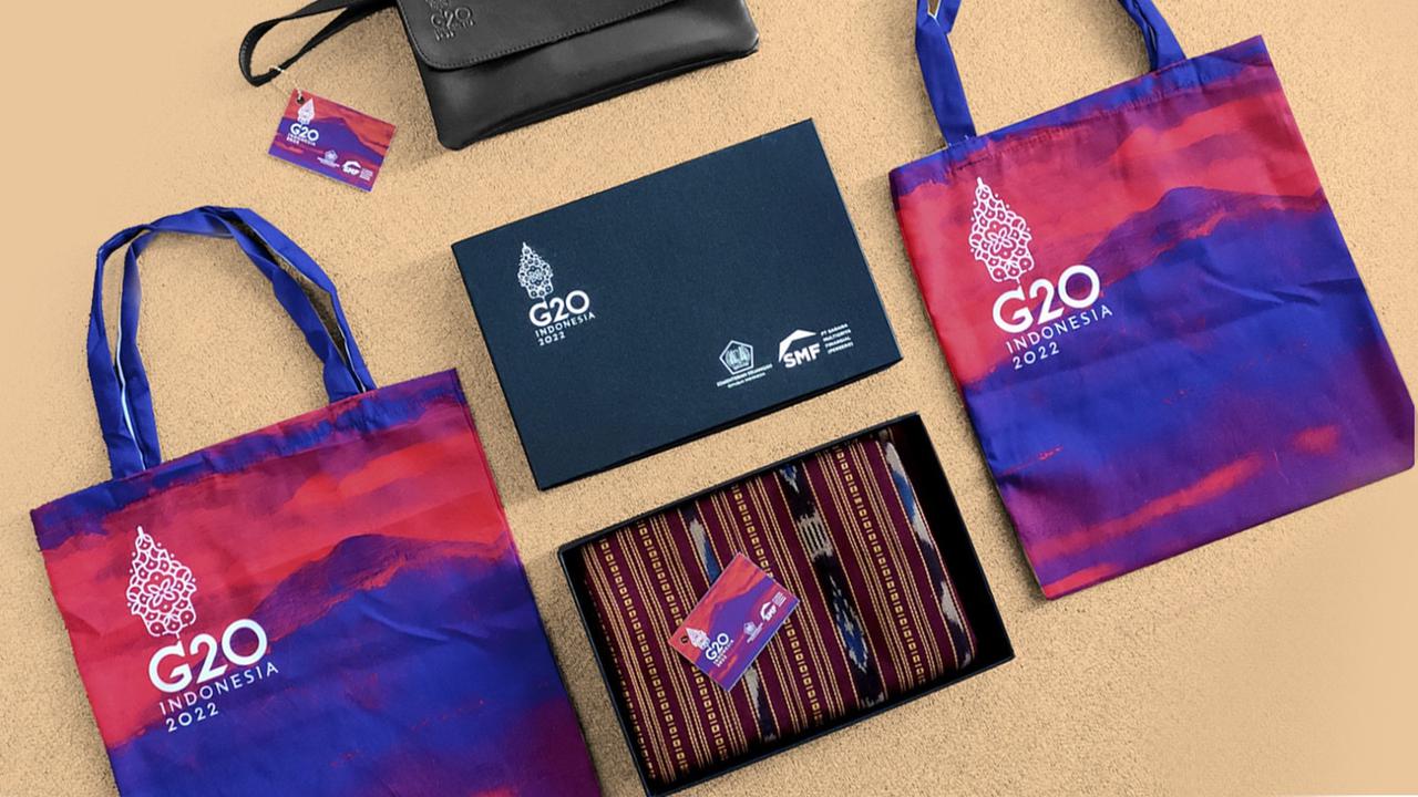 Desa Tegalwaru yang penduduknya telah turun-temurun mengembangkan sentra kerajinan dengan hasil produk berupa tas, dompet, sabuk, dan lain sebagainya.