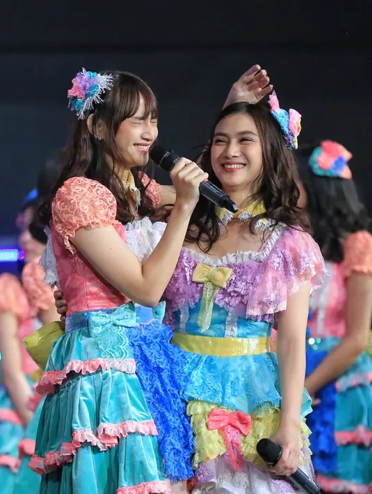 “Untuk aku, untuk kalian, untuk JKT 48, untuk adik-adik aku di sini semuanya. Jadi dengan ini, aku Melody dari tim J dan tim T, sekaligus GM Theater memutuskan untuk lulus dari JKT 48," tambahnya. (Adrian Putra/Bintang.com)
