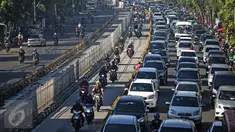 Sejumlah kendaraan bermotor nekat menerobos jalur Busway dikawasan Mampang, Jakarta, Senin (18/4/2016). Meski sudah ada aturan denda, mereka tetap nekat menerobos jalur tersebut. (Liputan6.com/Faizal Fanani)