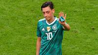 Gelandang timnas Jerman, Mesut Oezil, memutuskan pensiun dari pentas internasional, Minggu (22/7/2018). (AFP/Luis Acosta)