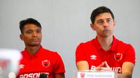 Ferdinand Sinaga (striker PSM) dan Darije Kalezic (pelatih PSM) saat sesi konferensi pers jelang laga melawan Perseru di Hotel Pesonna, Makassar, Selasa (19/2/2019). (Bola.com/Abdi Satria)