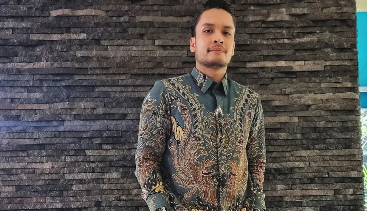 Rupanya pemain film Qodrat ini juga dikenal suka mengenakan busana batik. Di berbagai momen Randy Pangalila tampil menawan mengenakan baju batik. Ia tampak menawan mengenakan baju batik. (Liputan6.com/IG/@randpunk)