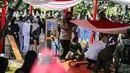 Prosesi pemakaman mantan KSAD Jenderal TNI (Purn) Pramono Edhie Wibowo di Taman Makam Pahlawan Kalibata, Jakarta, Minggu (14/6/2020). Pemakaman Pramono Edhie Wibowo dilaksanakan secara militer. (Liputan6.com/Faizal Fanani)