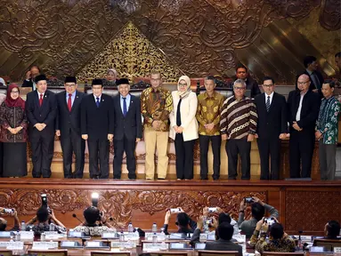 Pimpinan DPR RI bersama tujuh komisioner KPU dan lima komisioner Bawaslu pada Rapat Paripurna DPR, di kompleks parlemen, Senayan, Jakarta, Kamis (6/4). Rapat paripurna ini membahas pengesahan anggota KPU dan Bawaslu terpilih. (Liputan6.com/Johan Tallo)