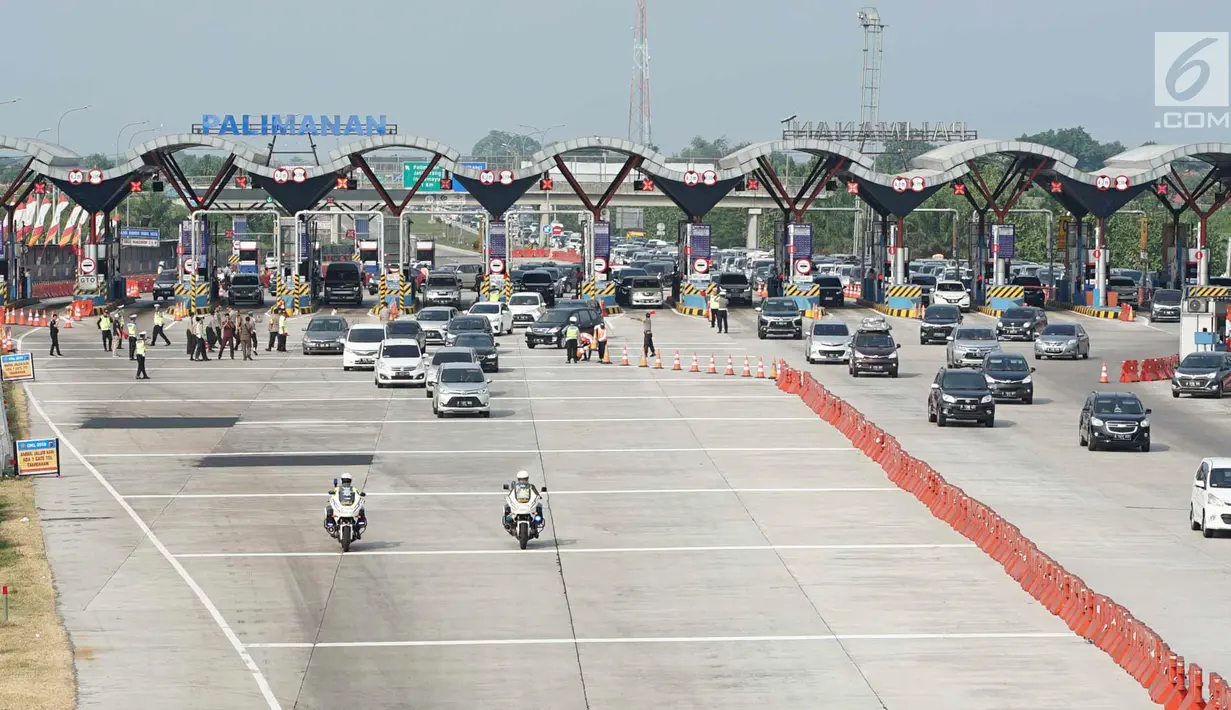 Kendaraan mengikuti arahan rekayasa lalu lintas jalur satu arah (one way) di Gerbang Tol Palimanan, Cirebon, Jawa Barat, Jumat (7/6/2019). Rekayasa lalu lintas di H+3 Lebaran itu dilakukan guna mengantisipasi adanya kemacetan saat arus mudik di Jalan Tol Trans Jawa. (Liputan6.com/Immanuel Antonius)