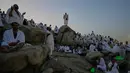 Umat Muslim berdoa di puncak bukit berbatu yang dikenal sebagai Jabal Rahmah atau Gunung Rahmat, di Dataran Arafah, selama ibadah haji tahunan di dekat kota suci Mekah, Arab Saudi, Selasa 26 Mei 2026. (AP Photo/Altaf Qadri)