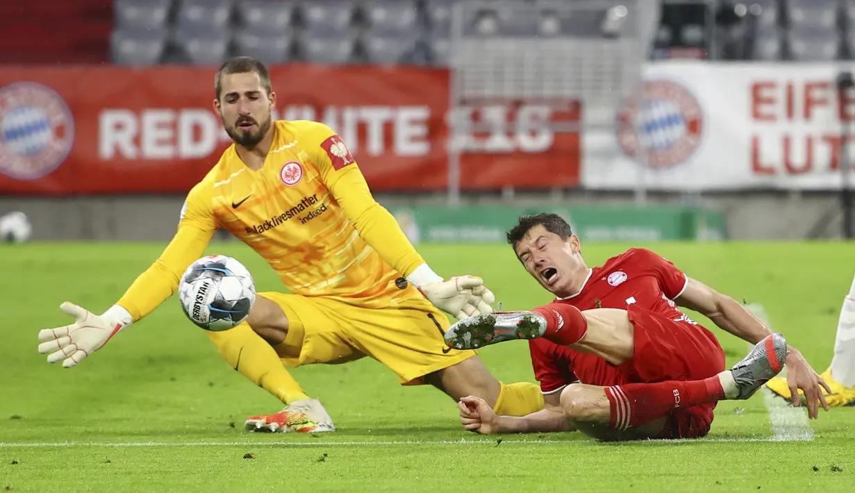 Pemain Bayern Munchen Robert Lewandowski (kanan) berduel dengan kiper Eintracht Frankfurt Kevin Trapp dalam pertandingan semi final Piala Jerman di Allianz Arena, Munchen, Jerman, Rabu (10/6/2020). Bayern Munchen menang 2-1 dan lolos ke final. (Kai Pfaffenbach Pool via AP)