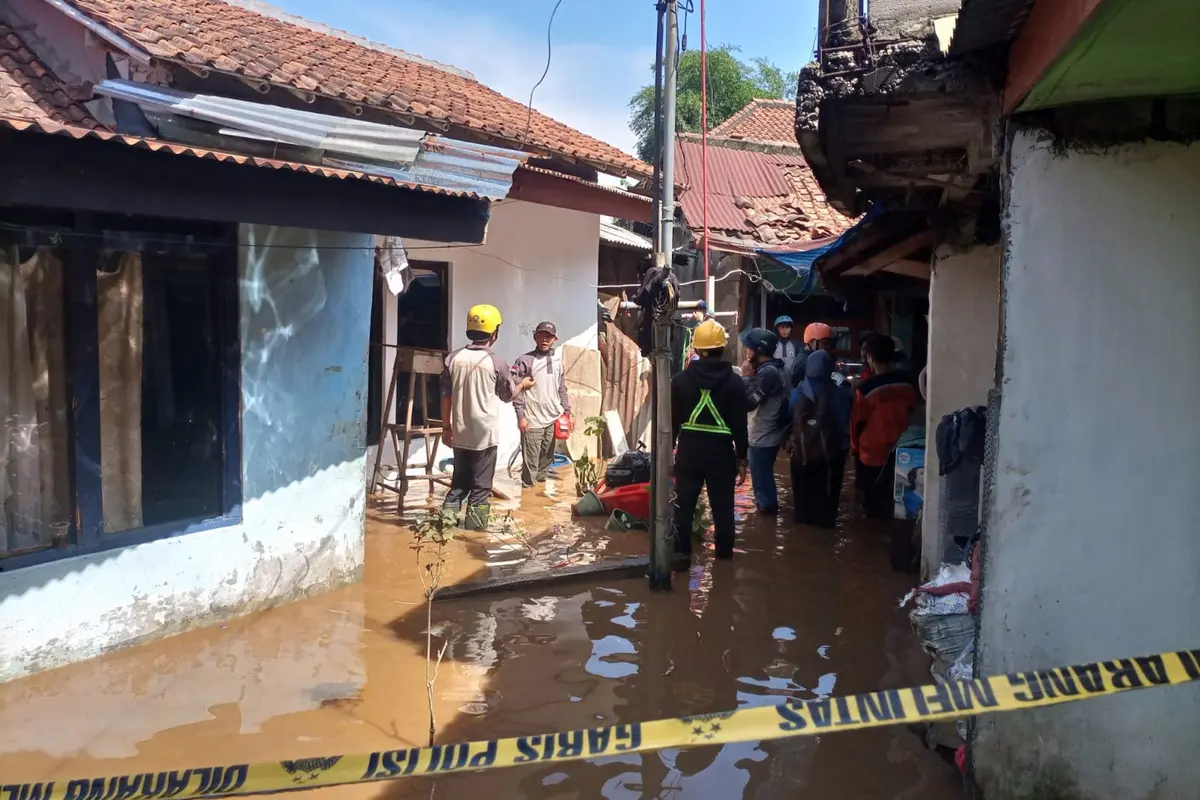 Tim gabungan sedang menyedot genangan air akibat longsor di Gang Barjo, Keluharan Kebon Kelapa, Kecamatan Bogor Tengah