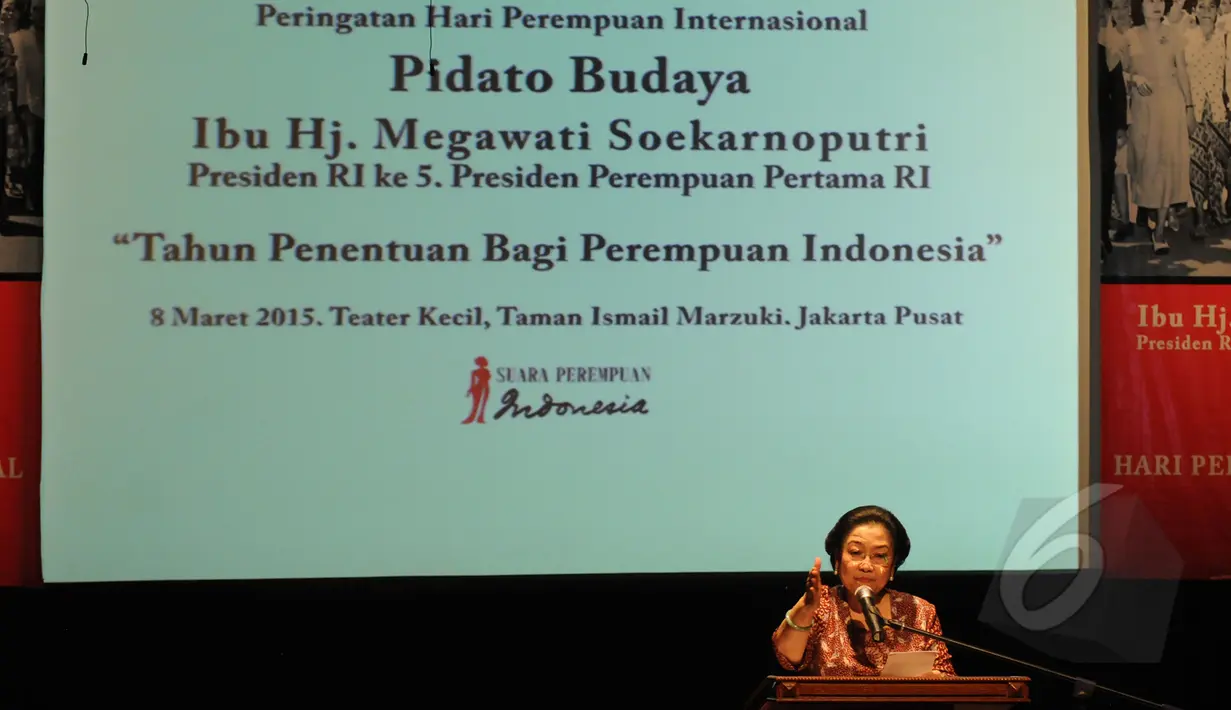 Presiden RI Ke-5, Megawati Soekarnoputri memberikan pidato budaya dalam rangka peringatan Hari Perempuan Internasional di Teater Kecil Taman Ismail Marzuki, Jakarta, Minggu (8/3/2015). (Liputan6.com/Helmi Fithriansyah)