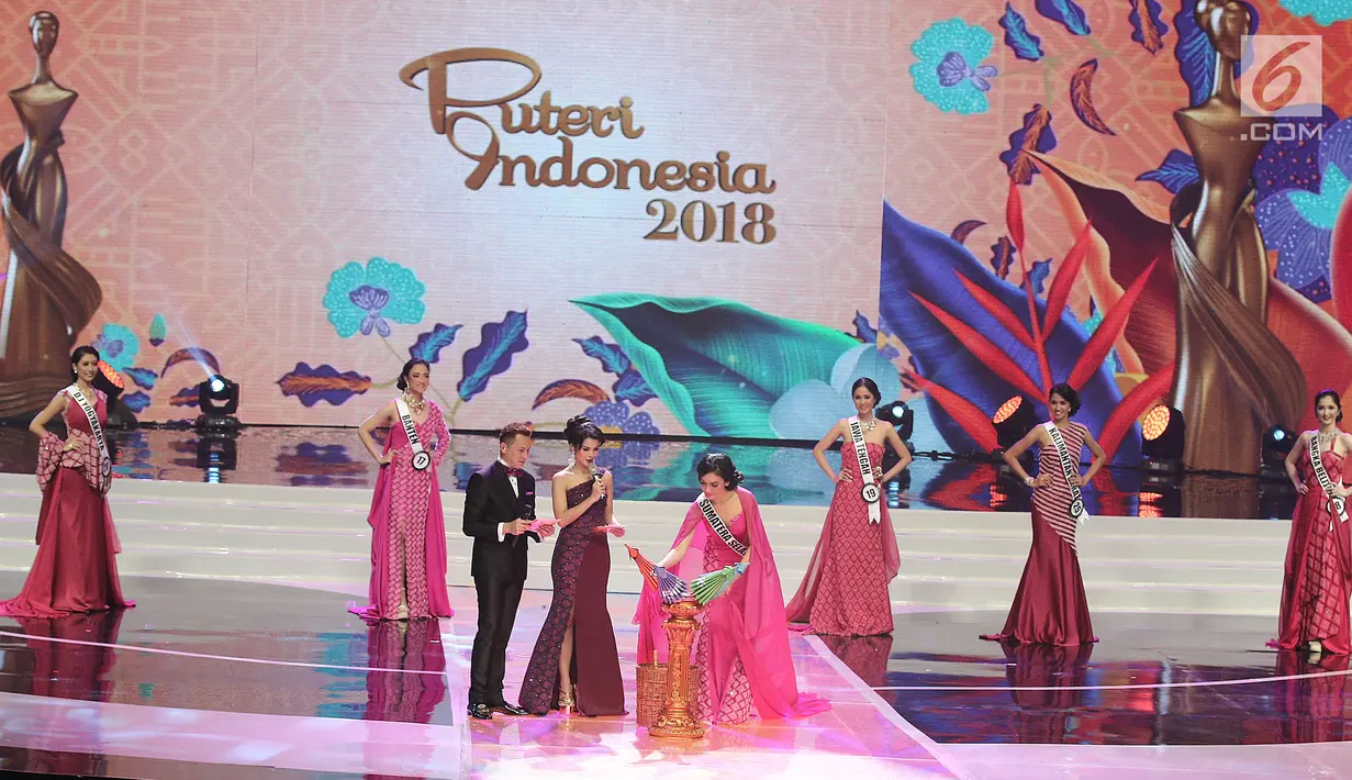 Finalis dari Sumatera Selatan, Berlinda Permatasari mengambil payung untuk menjawab pertanyaan dari Juri, Bambang Soesatyo pada malam puncak Puteri Indonesia 2018 di JCC, Jakarta, Jumat (9/3). (Liputan6.com/Herman Zakharia)