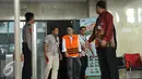 Fahmi Darmawansyah berjalan meninggalkan gedung KPK usai diperiksa, Jakarta, Jumat (23/12). Kasus ini bermula dari Operasi Tangkap Tangan KPK pada 14 Desember lalu terhadap Edi Susilo Hadi, dan tiga orang pegawai PT MTI. (Liputan6.com/Helmi Affandi)