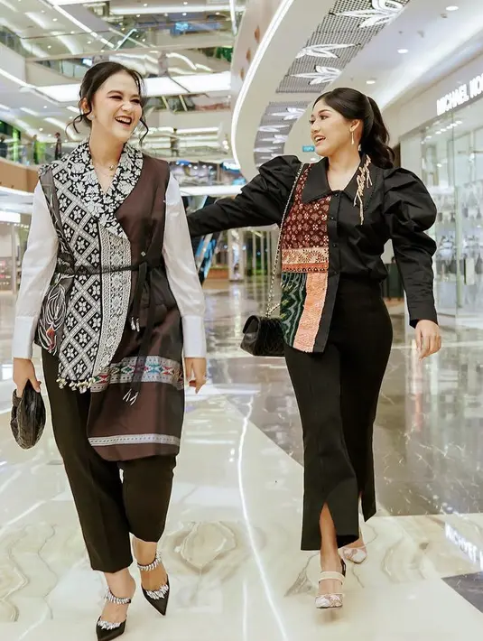 Kahiyang dan Erina kerap hadir bersama di acara fashion show desainer Indonesia. Terbaru, keduanya kompak mengenakan pakaian dari Mel Ahyar. [@ayangkahiyang]