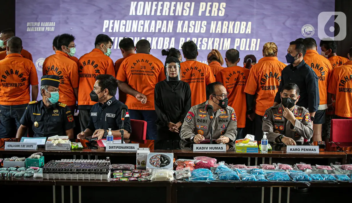 Direktur Tindak Pidana Narkoba Bareskrim Polri Brigjen Krisno Halomoan Siregar (kedua kiri) saat rilis kasus narkoba jaringan internasional di Gedung Bareskrim Mabes Polri, Jakarta, Kamis (11/8/2022). Menurut Direktur Tindak Pidana Narkoba Bareskrim Polri Brigjen Krisno Halomoan Siregar, peredaran narkoba dalam negeri terdapat di Medan, Jakarta, Bandung, Cirebon, Surabaya, dan Bali. (Liputan6.com/Faizal Fanani)