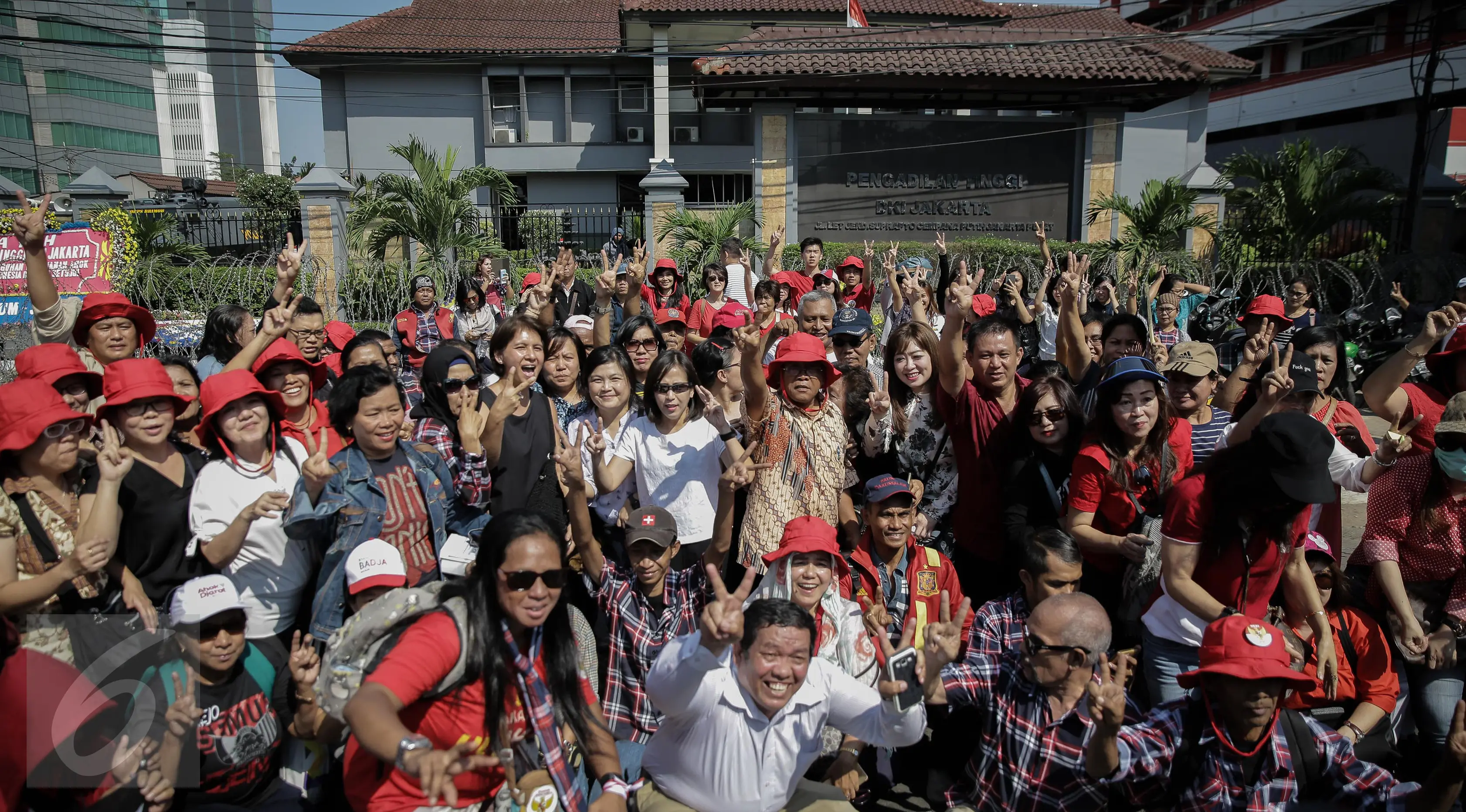Pendukung Basuki Tjahaja Purnama atau Ahok kembali menggelar aksi di depan Pengadilan Tinggi DKI Jakarta, Jumat (12/5). Rencananya, mereka melakukan aksi damai meminta kepada PT DKI Jakarta agar Ahok menjadi tahanan kota. (Liputan6.com/Faizal Fanani)