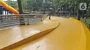 Pengunjung bermain skateboard di Taman Puring, Jakarta, Selasa (14/1/2020). Taman ini dilengkapi dengan arena permainan anak, jogging track, skating track, aren parkir, dan toilet. (Liputan6.com/Herman Zakharia)