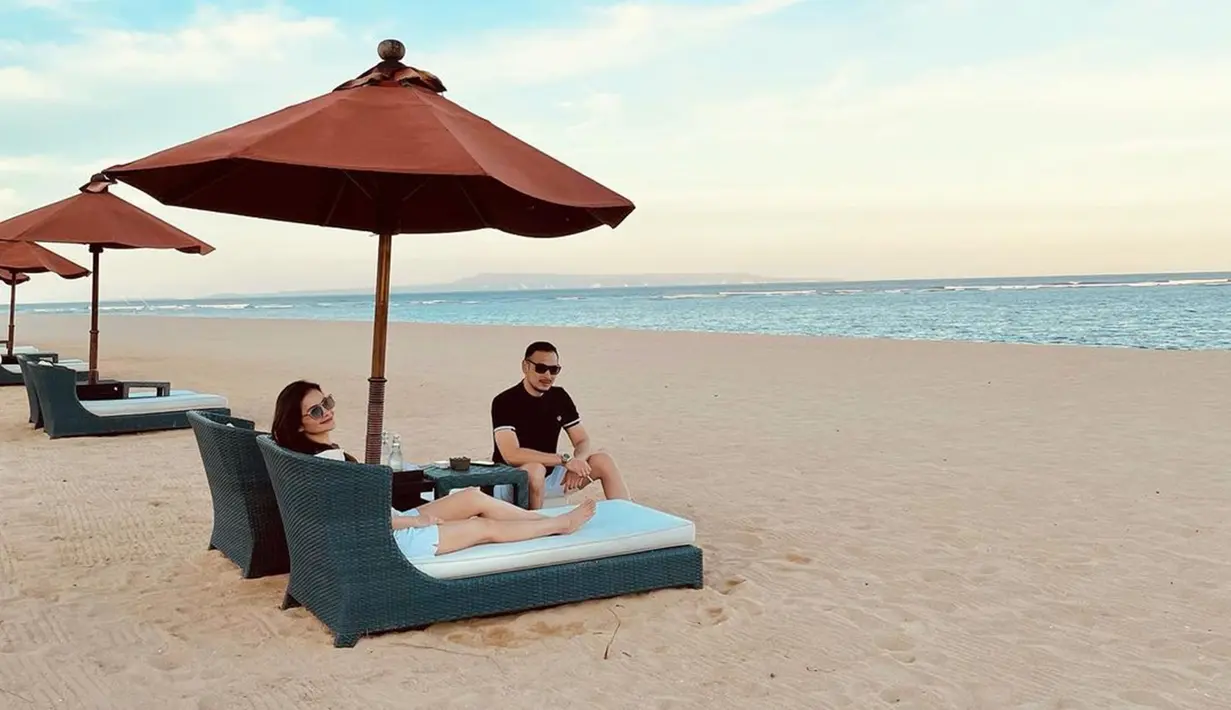 Cut Tari menikah dengan Richard Kevin pada 2019. Keduanya selalu membagikan momen-momen kebersamaan mereka seperti liburan bersama. Liburan di pantai menjadi alternatif menyenangkan bagi keduanya. (Liputan6.com/IG/cuttaryofficial)