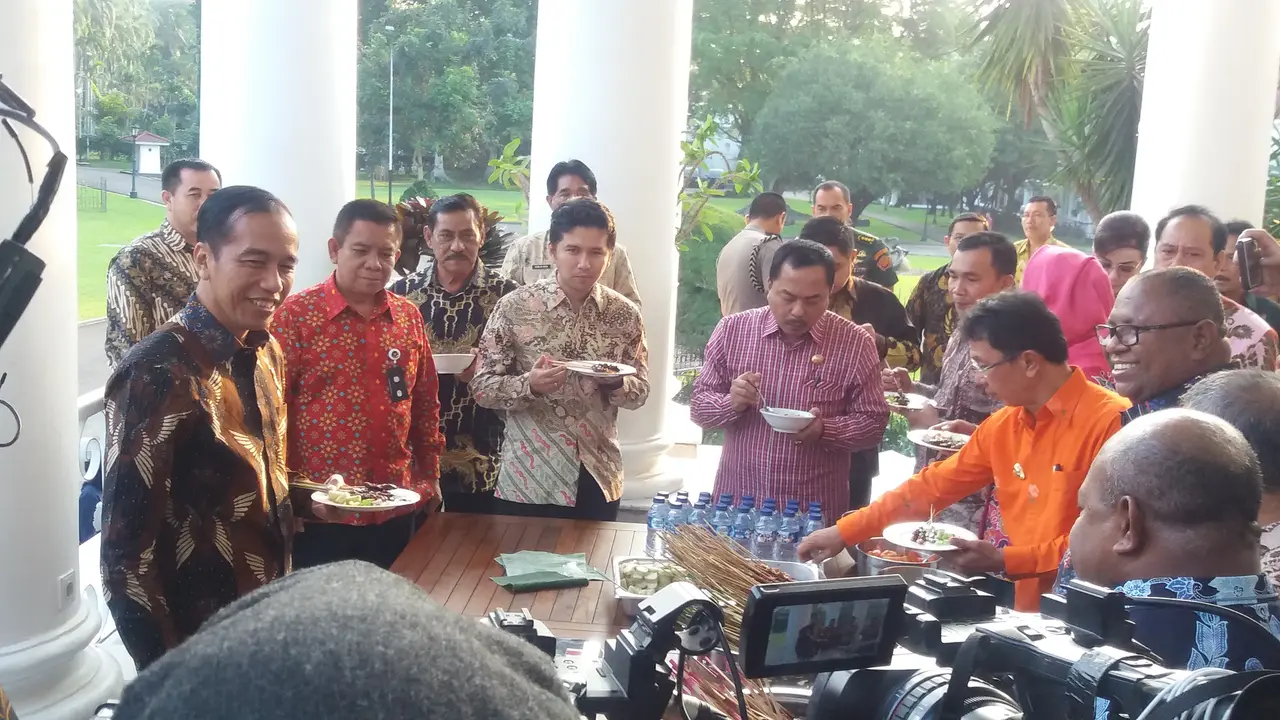 ‎Presiden Jokowi menerima sejumlah para Bupati di Istana Kepresidenan Bogor, Jawa Barat. (Liputan6.com/Hanz)