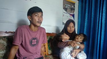 Kedua balita kembar siam di Kendari saat bersama kedua orang tuanya, Rabu (17/7/2019).(Liputan6.com/Ahmad Akbar Fua)