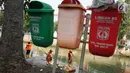 Petugas membersihkan sampah plastik yang mengapung di aliran anak Sungai Ciliwung, Pasar Baru, Jakarta, Selasa (6/8/2019). Perilaku buruk sebagian masyarakat yang membuang sampah sembarangan menyebabkan petugas harus membersihkan sungai setiap hari. (Liputan6.com/Immanuel Antonius)