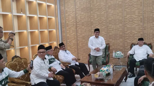 Calon wakil presiden (cawapres) dari Koalisi Perubahan Muhaimin Iskandar alias Cak Imin menerima kunjungan mantan Ketua Umum Majelis Ulama Indonesia (MUI) Din Syamsuddin di Kantor DPP Partai Kebangkitan Bangsa (PKB), Jalan Raden Saleh, Jakarta Pusat.