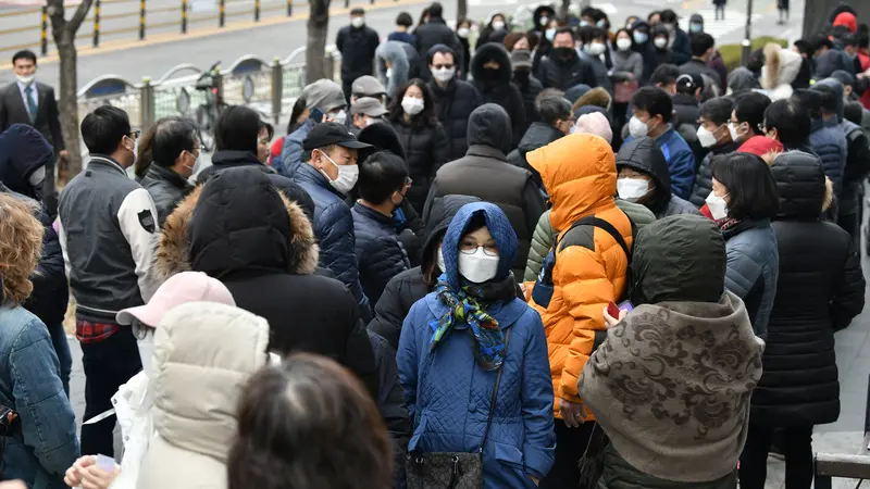 Takut Corona, Warga Seoul Antre Mengular Beli Masker