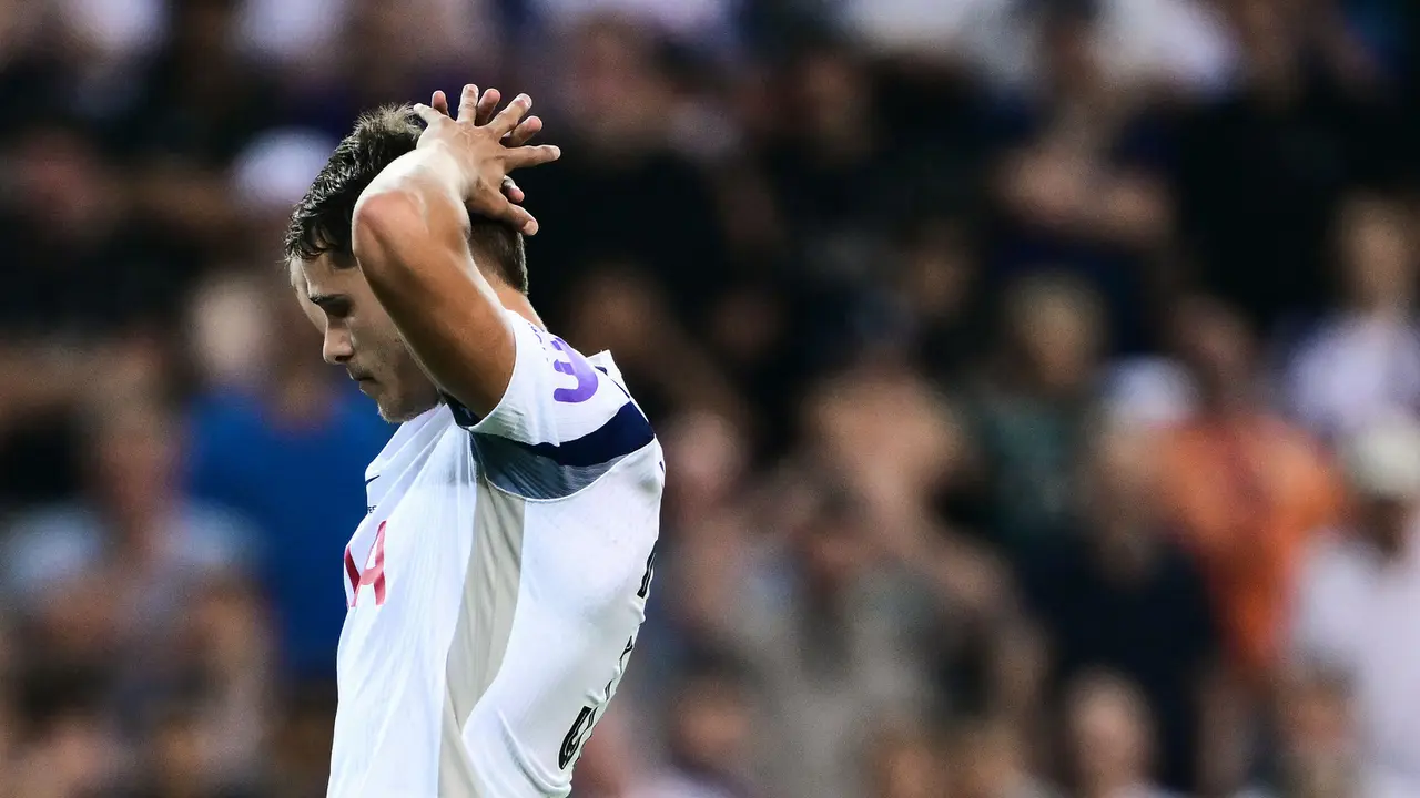 Foto: Nasib 'Roller Coaster' Micky van de Ven, Cetak Gol Pembuka tapi Gagal Penalti di Final UEFA Super Cup