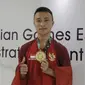 Ridel Yesaya Sumarandak melakukan selebrasi usai menjuarai E-Sports dari nomor Clash Royale di BritAma Arena, Jakarta, Senin, (27/8/2018). Ridel mencatat rekor sebagai peraih medali emas termuda di Asian Games 2018. (Bola.com/Vascal Sapta Hadi)