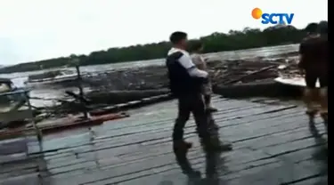 Saat air Sungai Mahakam tiba-tiba meluap, berbagai material dibawanya dan menghantam apa saja yang dilaluinya.