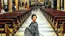 Memakai busana bernuansa monokrom, Wika Salim juga tampak berkunjung ke salah satu gereja bersejarah. Dirinya pun tampak begitu menikmati waktu saat berada di Roma, Italia. (Liputan6.com/IG/@wikasalim)
