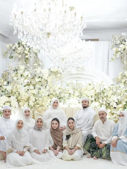 Seluruh tamu undangan yang hadir juga tampak kompak dengan dominasi nuansa warna putih yang menakjubkan. [Foto: Instagram/ Tasyi Atashiya]
