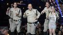 Pemain Warkop DKI Reborn, Abimana, Vino G Bastian dan Tora Sudiro plus Indro Warkop bersama penyanyi cantik Syahrini secara mengejutkan tampil dalam perayaan HUT SCTV ke-26 di Istora Senayan, Jakarta, Rabu (24/8). (Liputan6.com/Johan Tallo)