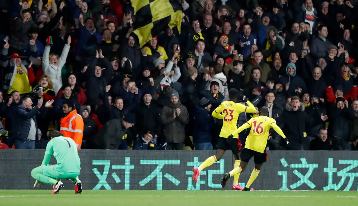 Pemain Watford Ismaila Sarr (kedua kanan) melakukan selebrasi usai mencetak gol ke gawang Liverpool pada pertandingan Liga Inggris di Vicarage Road Stadium, Watford, Inggris, Sabtu (29/2/2020). Watford membantai Liverpool 3-0. (AP Photo/Alastair Grant)