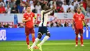Lima menit berselang, Bukayo Saka mencetak gol penyeimbang untuk Inggris. (Alberto PIZZOLI/AFP)