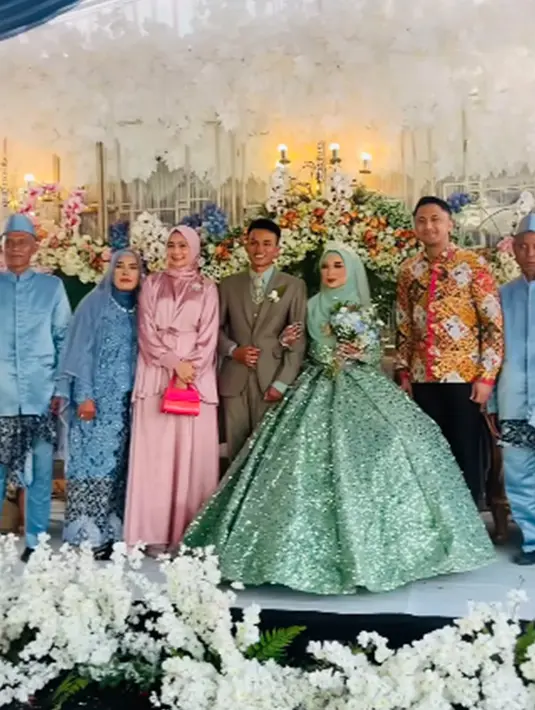 Hengky dan Sonya sendiri memang cukup sering hadir di pernikahan warga. Bahkan, keduanya tak sungkan saat saling mengakrabkan diri dengan warga seikitar hingga berfoto bersama. (Liputan6.com/IG/@hengkykurniawan)